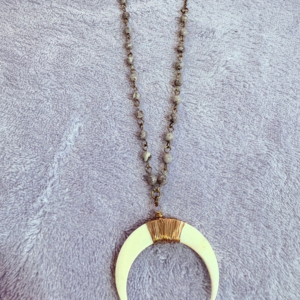 Gold Tone Accent‎ White Crescent Bone Horn Beaded Necklace Gray Stone